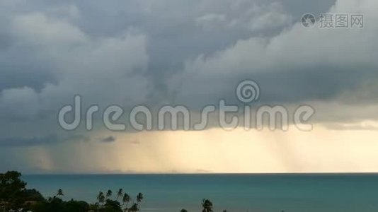 阴沉沉的天空，碧绿色的海面上乌云密布. 海洋地平线上的飓风。 生动的空中延时视频