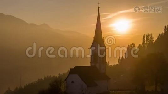 日落教堂橙色阿尔卑斯山瑞士空中4k视频