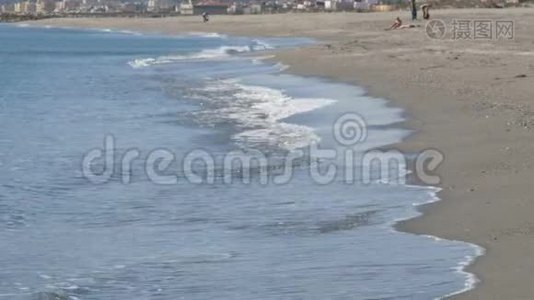 地中海的波浪被直布罗陀海峡附近的沙质海岸冲刷视频