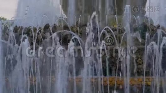 一个美丽的喷泉的大型水流。 慢动作。 闪亮的水花。视频