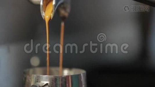 咖啡从咖啡机里倒入杯子里视频