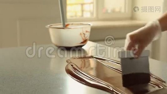 融化的黑巧克力混合在一张桌子上的视频录像高清1080p。视频
