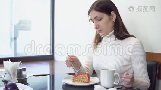 年轻女子喝咖啡，在咖啡馆吃蛋糕视频