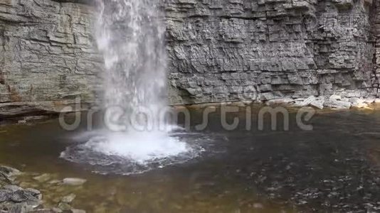 瀑布下面的游泳池视频