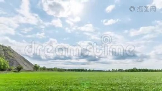 绿野之上美丽的云层的超垂镜头。视频