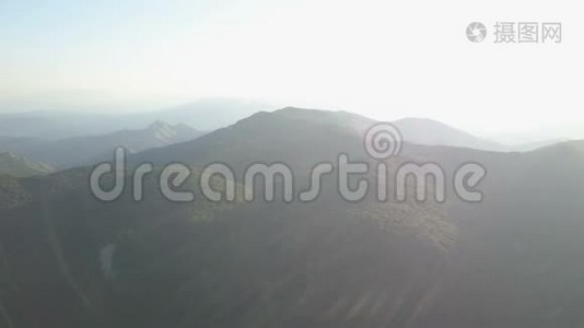 日出时在克里米亚令人惊叹的山景。视频