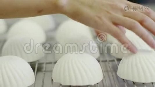 女人的手触摸像贝壳的蛋糕视频