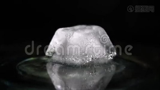 融化的冰块里面有气泡视频