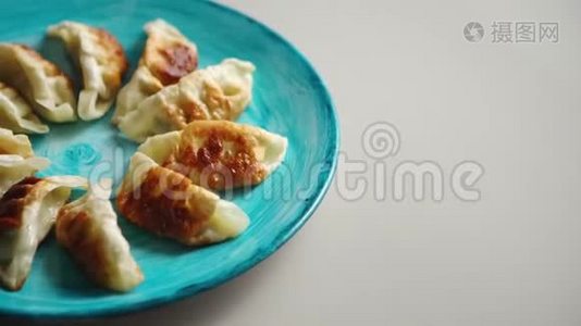 传统的亚洲饺子，龟龟陶瓷盘子视频