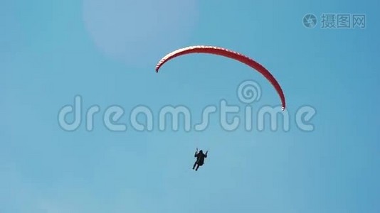 天空中的滑翔伞，在气流中飞翔。 对有钱人来说是一种极端的爱好。 现代设备视频