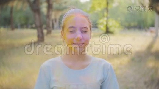 一个可爱的女孩的肖像画在霍利节的颜色。视频