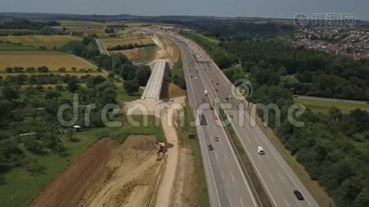 德国高速公路与建筑工程的鸟瞰图视频