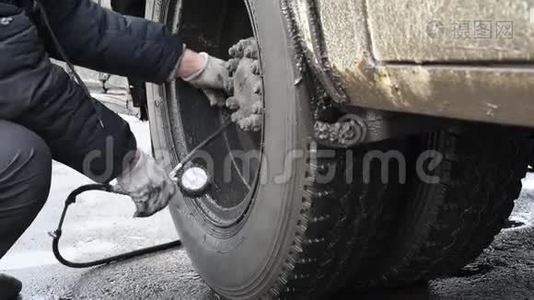 水泵在自然光线下使雨水中的脏轮充气视频