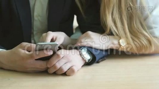 男人和女孩用智能手机看照片视频