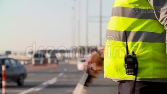 交通警察与交通杆隔离和对讲机在公路工作视频