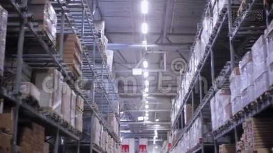 托盘与纸板箱和材料在货架上的仓库，慢莫，多利拍摄视频