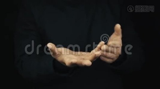 男性手长袖夹克弯曲手指做计数手势标志视频