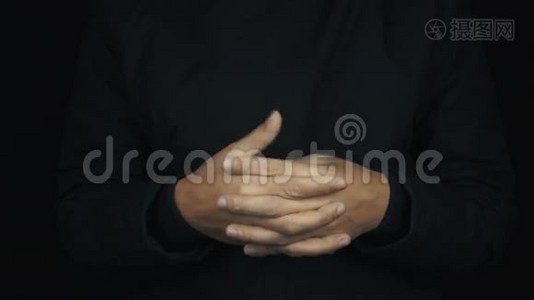 男性手长袖夹克交叉手指扭拇指视频