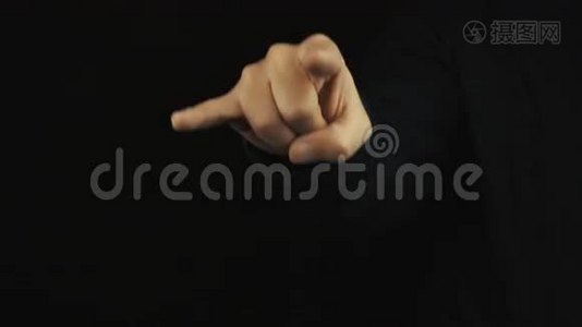 男子穿长袖夹克做指角手势的公牛标志视频