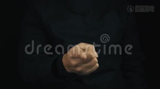 男性手长袖夹克打骂手指手势视频