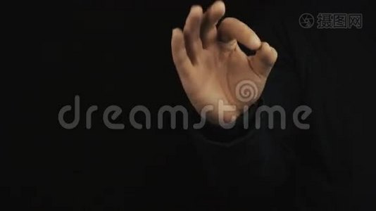 男性穿长袖夹克的手做出各种积极的手指姿势视频
