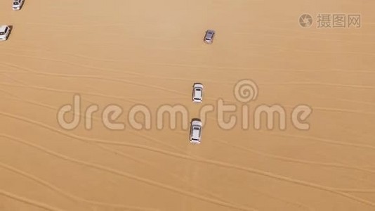 在阿布扎比沙漠的沙丘上驾驶4x4越野车。 库存。 沙漠越野车的俯视图视频
