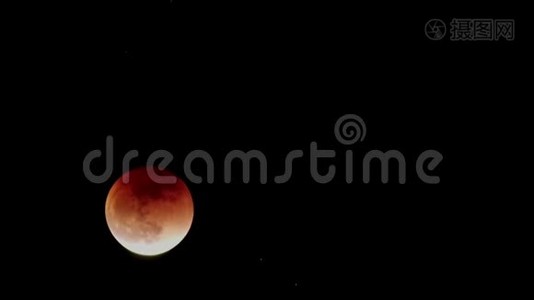 月食2018。 2008年1月31日，月亮变红了。 从西伯利亚西部的领土上看。 月食视频
