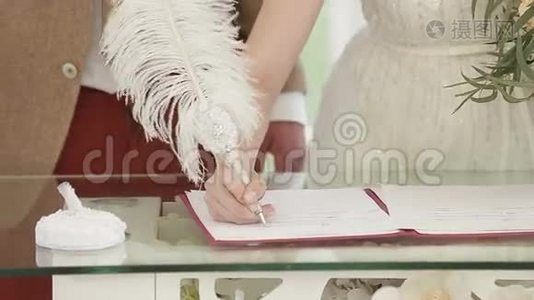 结婚典礼。 新婚夫妇留下签名视频