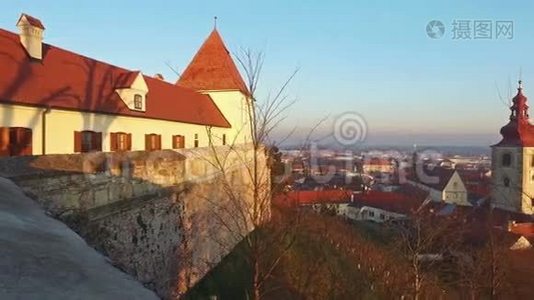 4K. 从城堡俯瞰斯洛文尼亚的古老城市PTUJ。 日落时间视频