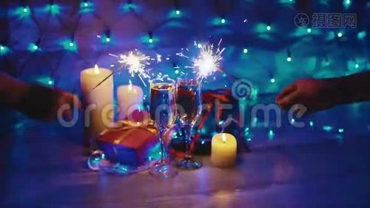 在圣诞节的背景上燃烧火花装饰圣诞节的庆祝活动视频