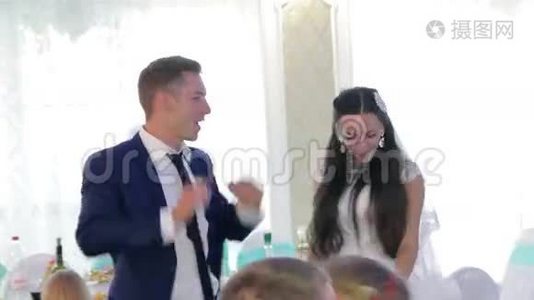 新婚夫妇跳他们的第一支舞视频
