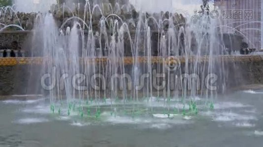 一个美丽的喷泉的大型水流。 闪亮的水花。视频