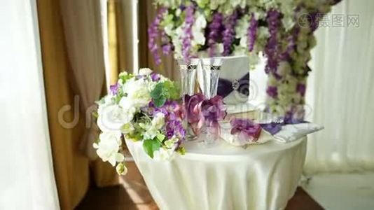 结婚典礼桌上有香槟、戒指和一束鲜花视频