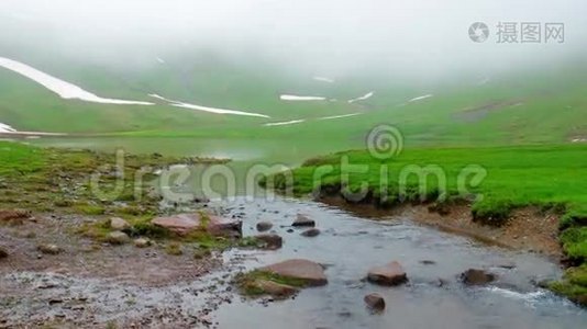 河流从湖中流淌，在高雪山的青山与云。 Kavkaz地区视频