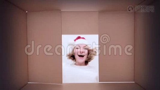 女人打开纸板箱视频