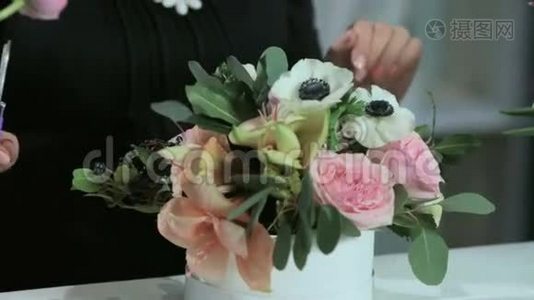花匠用白盒子做婚礼花束视频