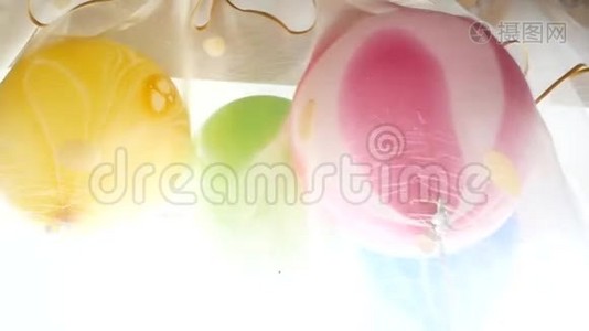 彩色氦气球飞翔.. 节日气球系在一起视频