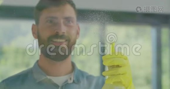人用专用工具从玻璃中取出清洁溶液，清洁服务。视频