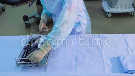 一位护士把医疗器械放在桌子上视频