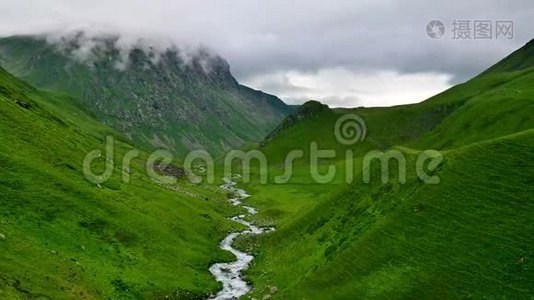 高山上蜿蜒的河流和绿谷的时间推移，云起。 Kavkaz地区视频