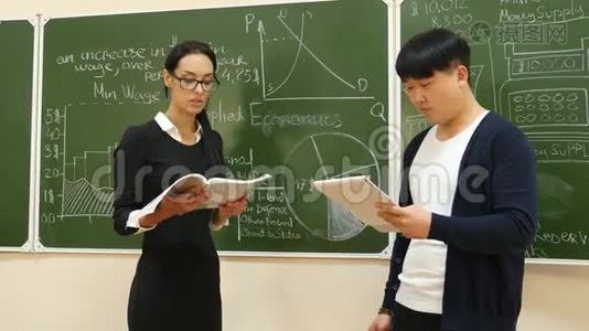 老师向学生解释一个主题视频