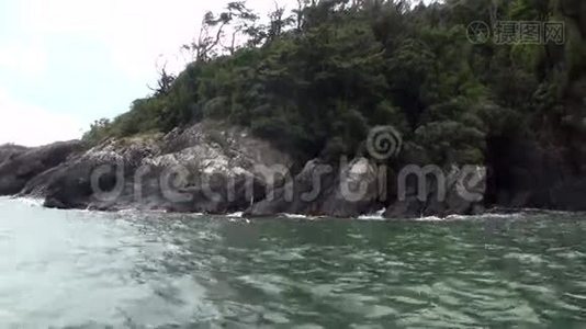 新西兰海洋岩石海岸上的海豹，其背景是惊人的自然。视频