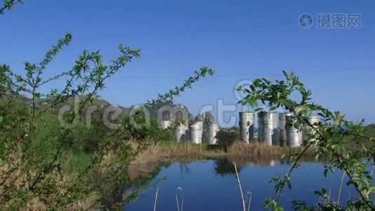 湖附近污水处理厂的建筑物视频