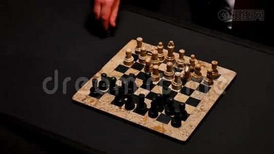 从两名棋手上方射出一枪视频