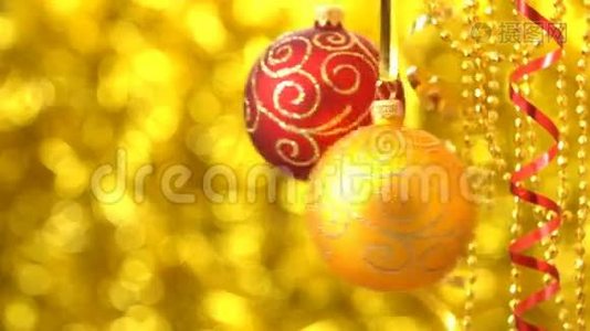 红色和金色的圣诞球摆动。 新年装饰。 模糊的金波克。视频