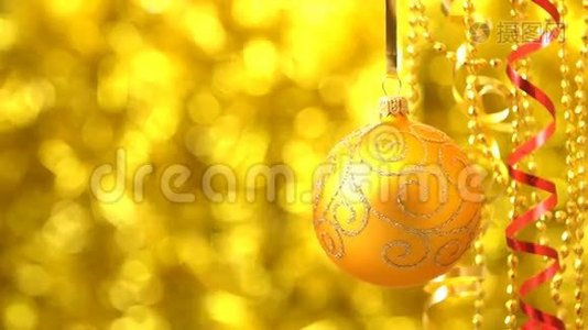 圣诞金球旋转。 新年装饰。 模糊的金波克闪闪发光。视频