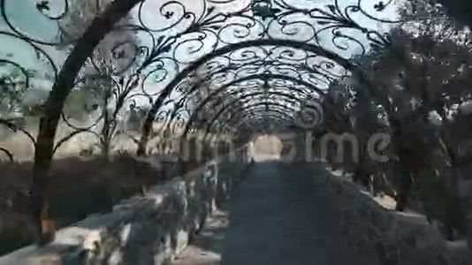 穿过设计图案的金属装饰隧道拱视频