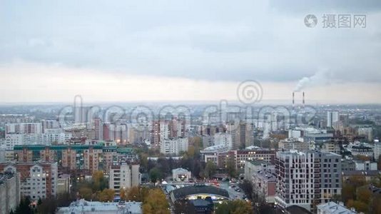 俄罗斯工业区-多云天空中秋天城市的空中全景视频