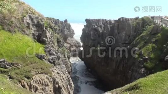 新西兰多岩石海岸和山脉峡谷中的动力水。视频