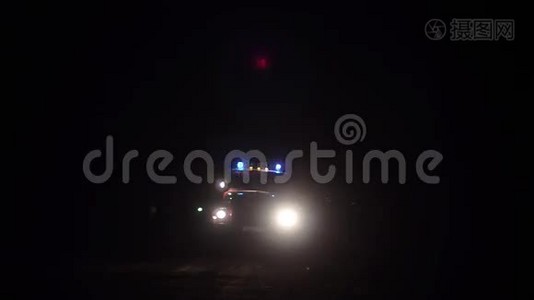 汽车救援人员卡车在夜间闪烁蓝光，消防车在道路上开着灯和警报器。视频